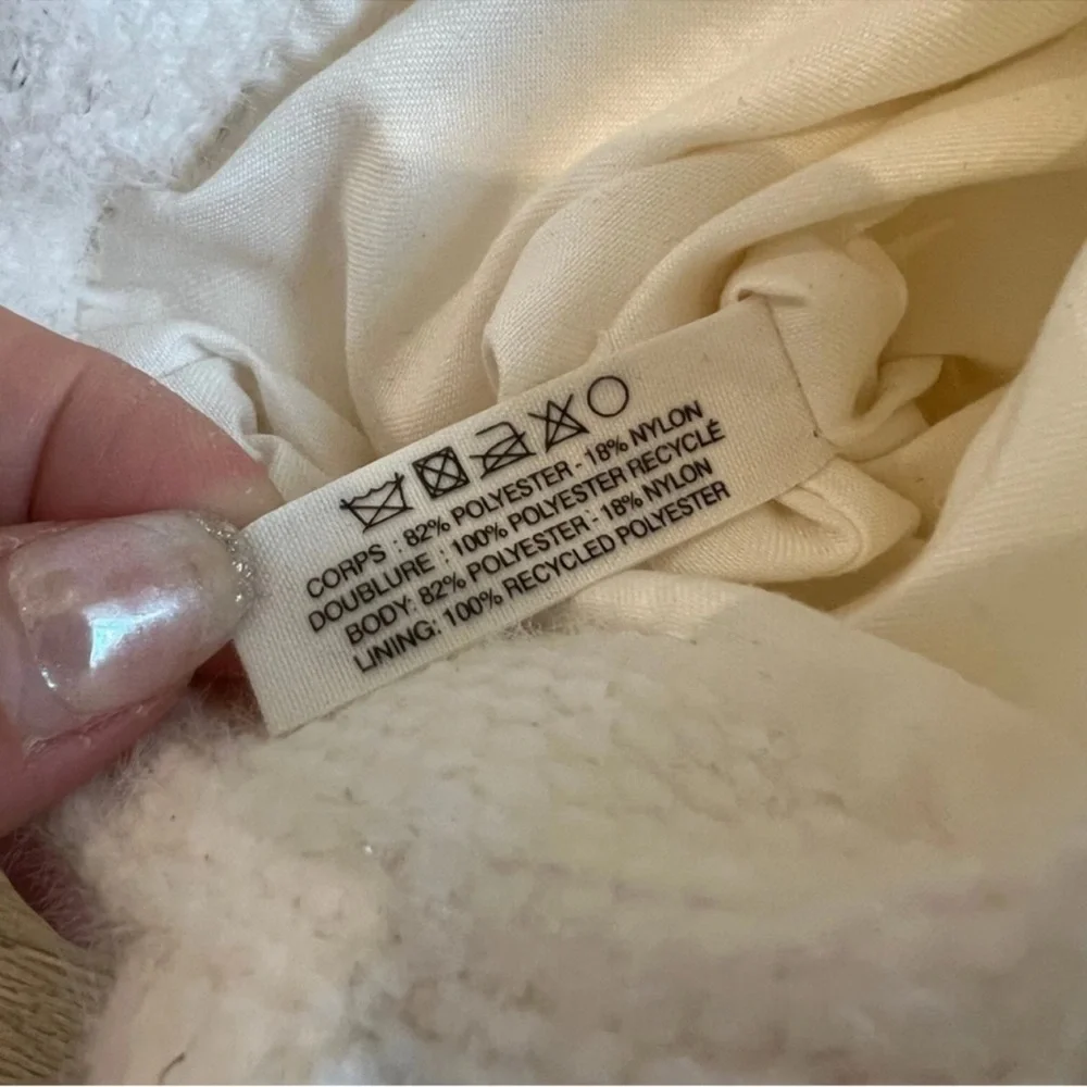 Chanel Beauté Soft Knit
Snow Metallic Mini Tote! - Picture 6 of 12